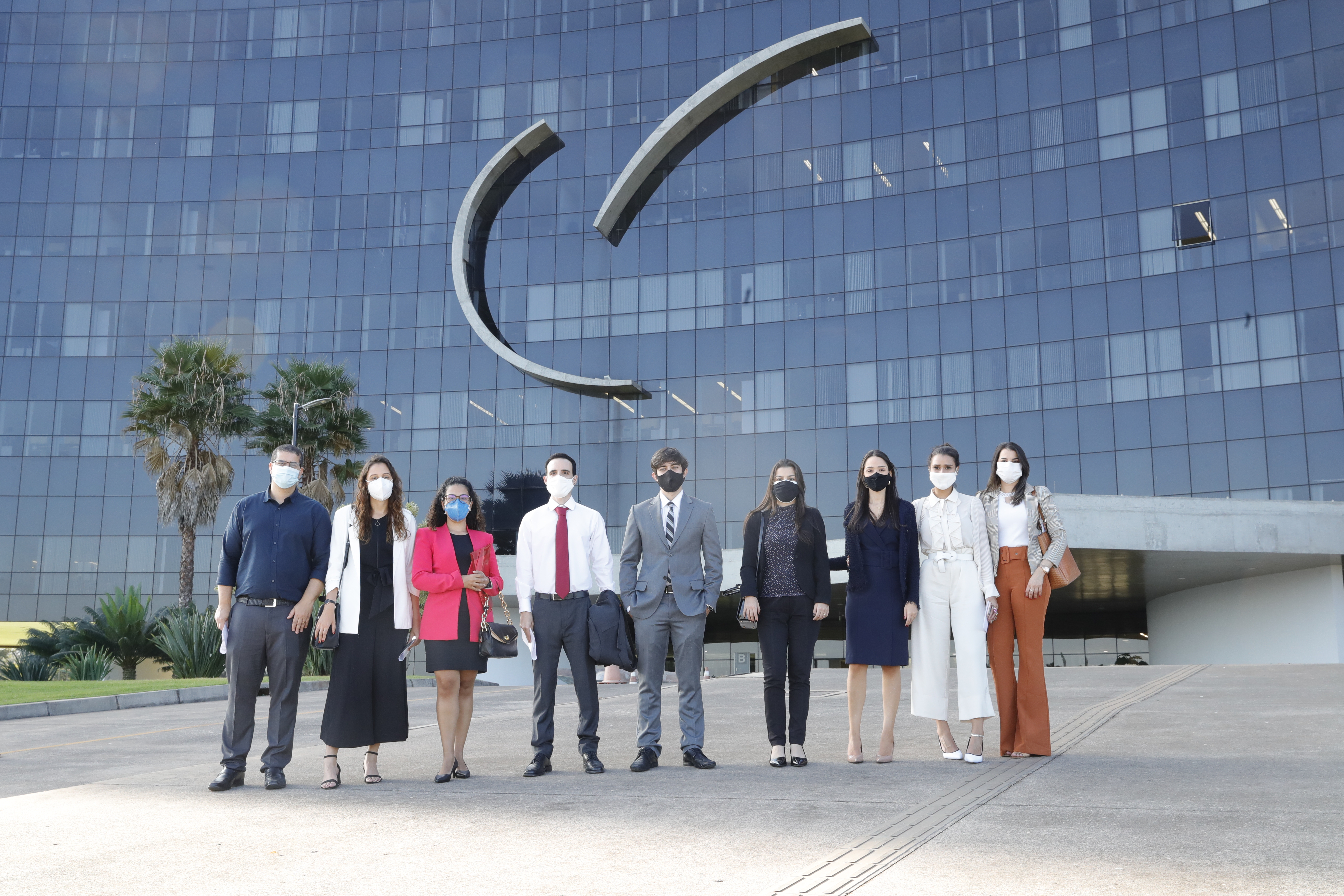 Servidores (de máscara) enfileirados em frente ao edifício-sede do TST.