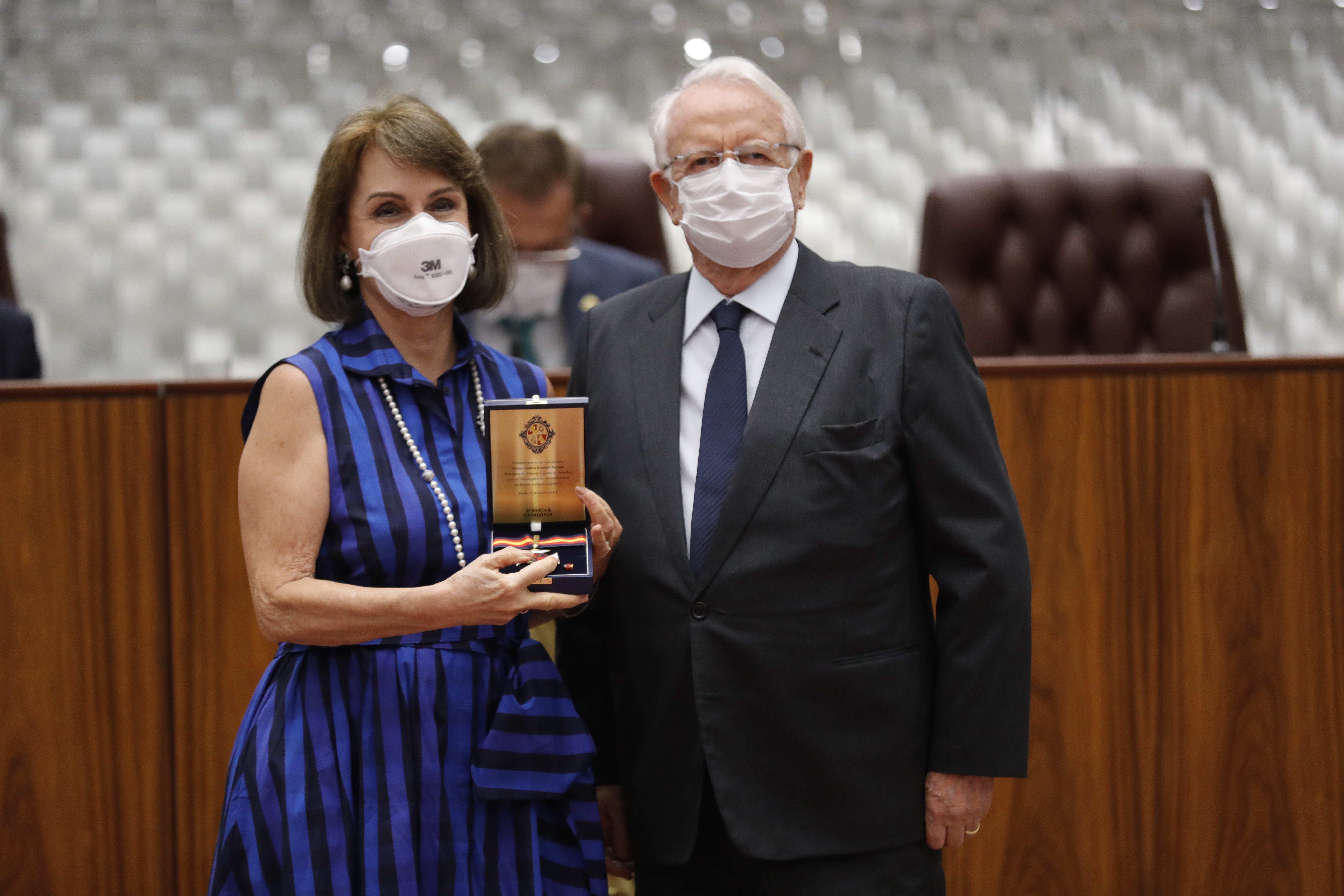 Ministra Maria Cristina Peduzzi recebendo a Medalha Centenário Orpheu Salles do ministro do STF Carlos Velloso (aposentado)