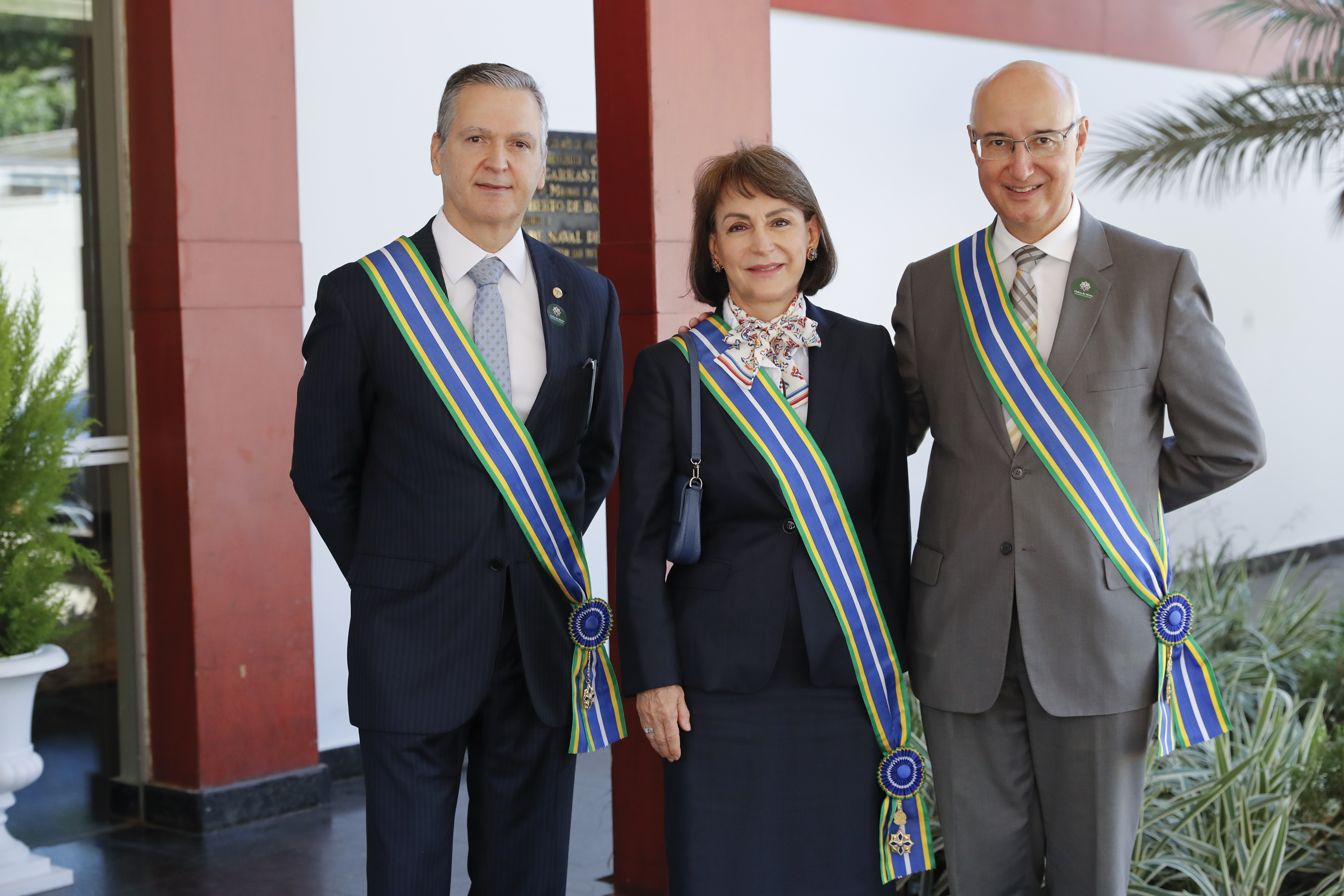 Ministro Douglas Alencar, ministra Maria Cristina Peduzzi e ministro Ives Gandra Filho com a Ordem do Mérito da AGU