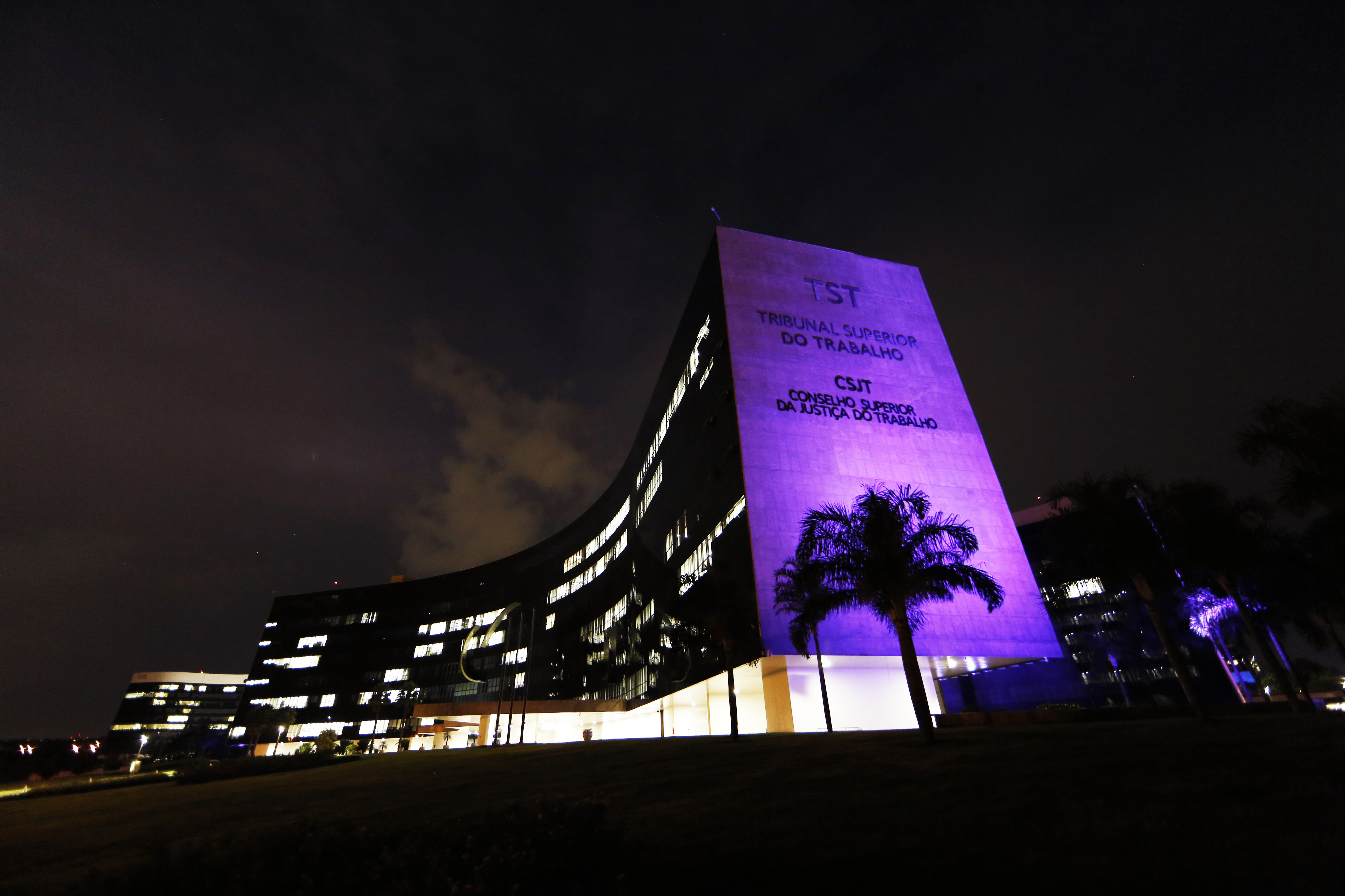 Edifício-sede do TST com iluminação lilás