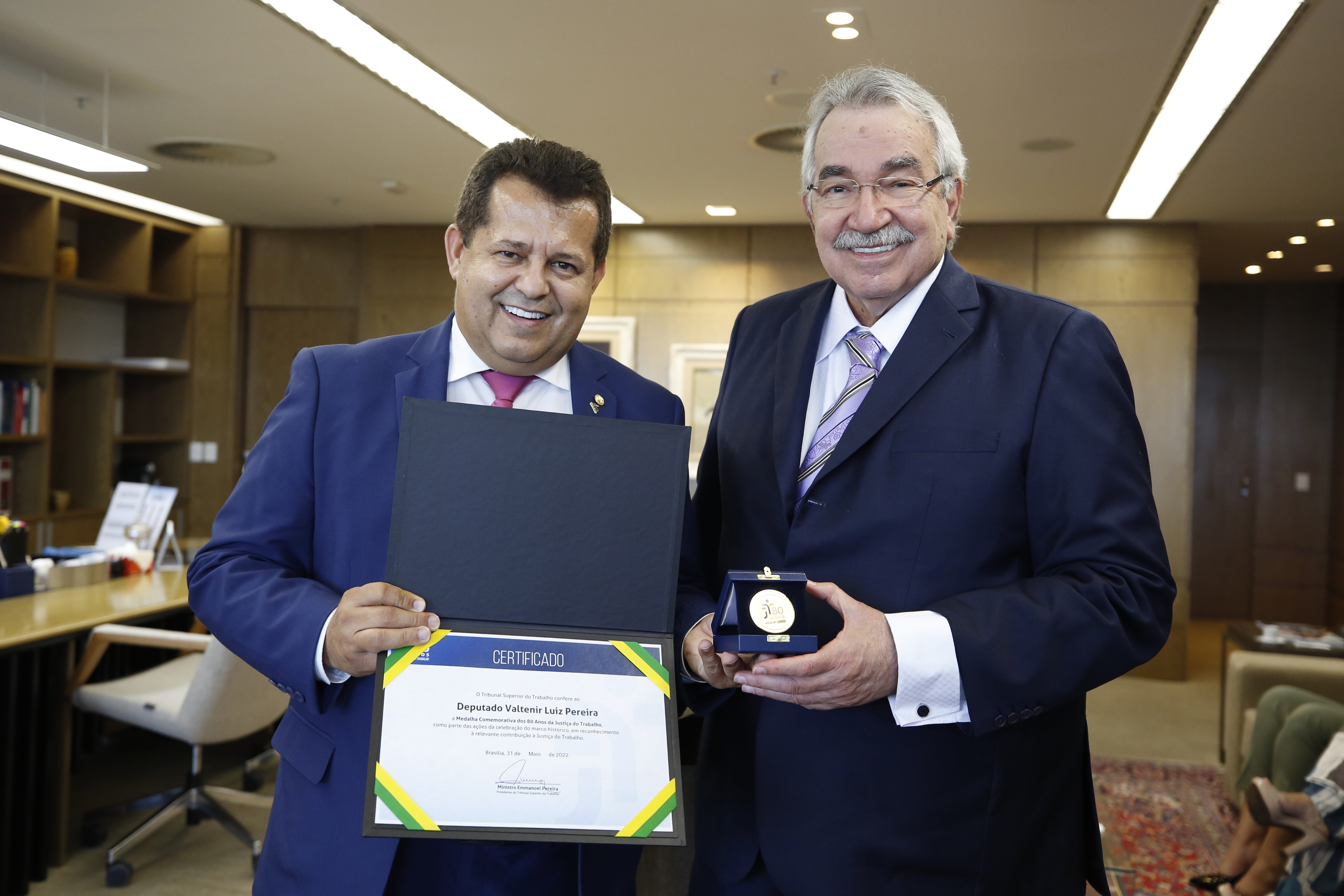 Deputado Valtenir Pereira recebe certificado e medalha do presidente do TST, ministro Emmanoel Pereira