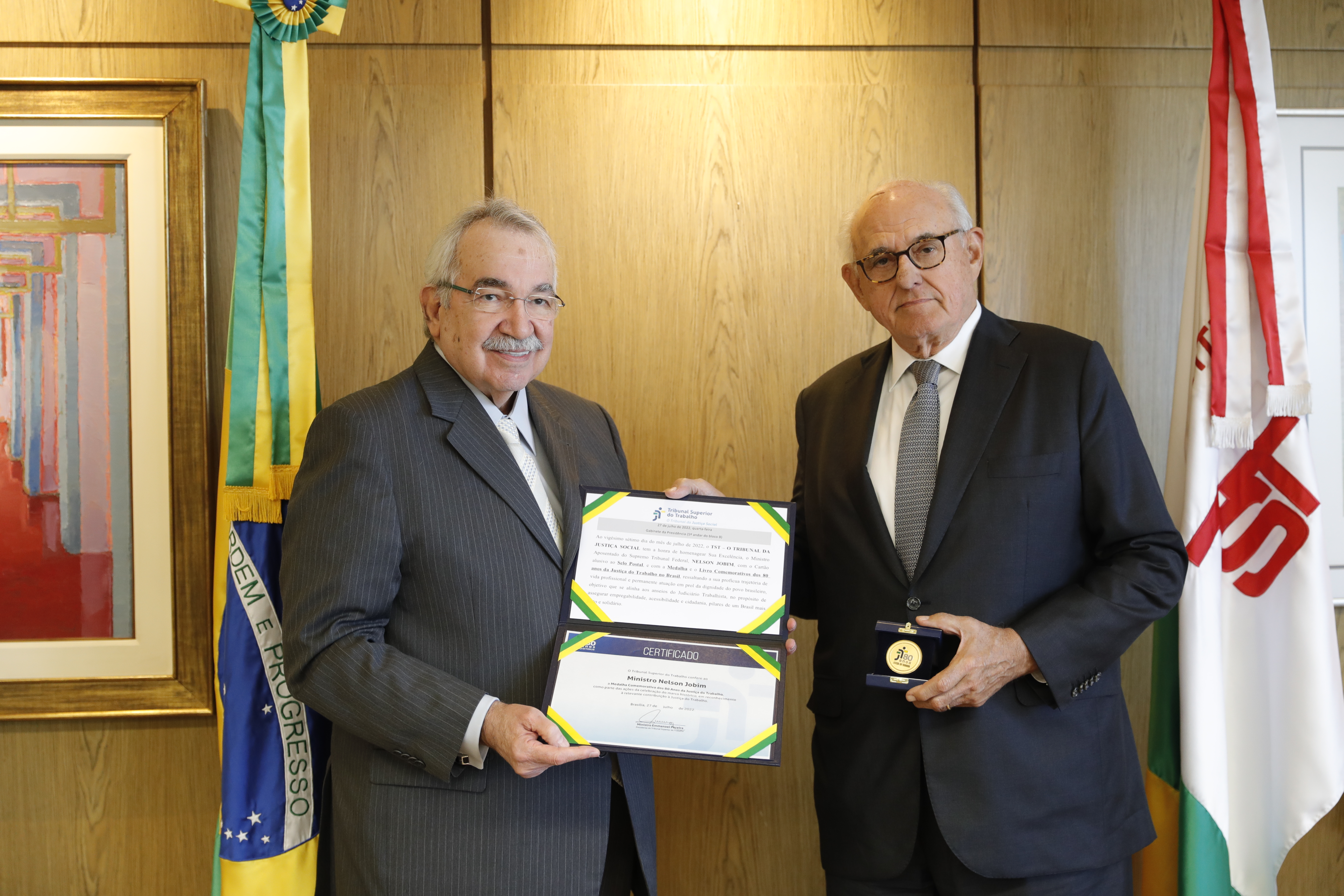 Ministro Emmanoel Pereira entrega a medalha dos 80 anos da JT a Nelson Jobim 