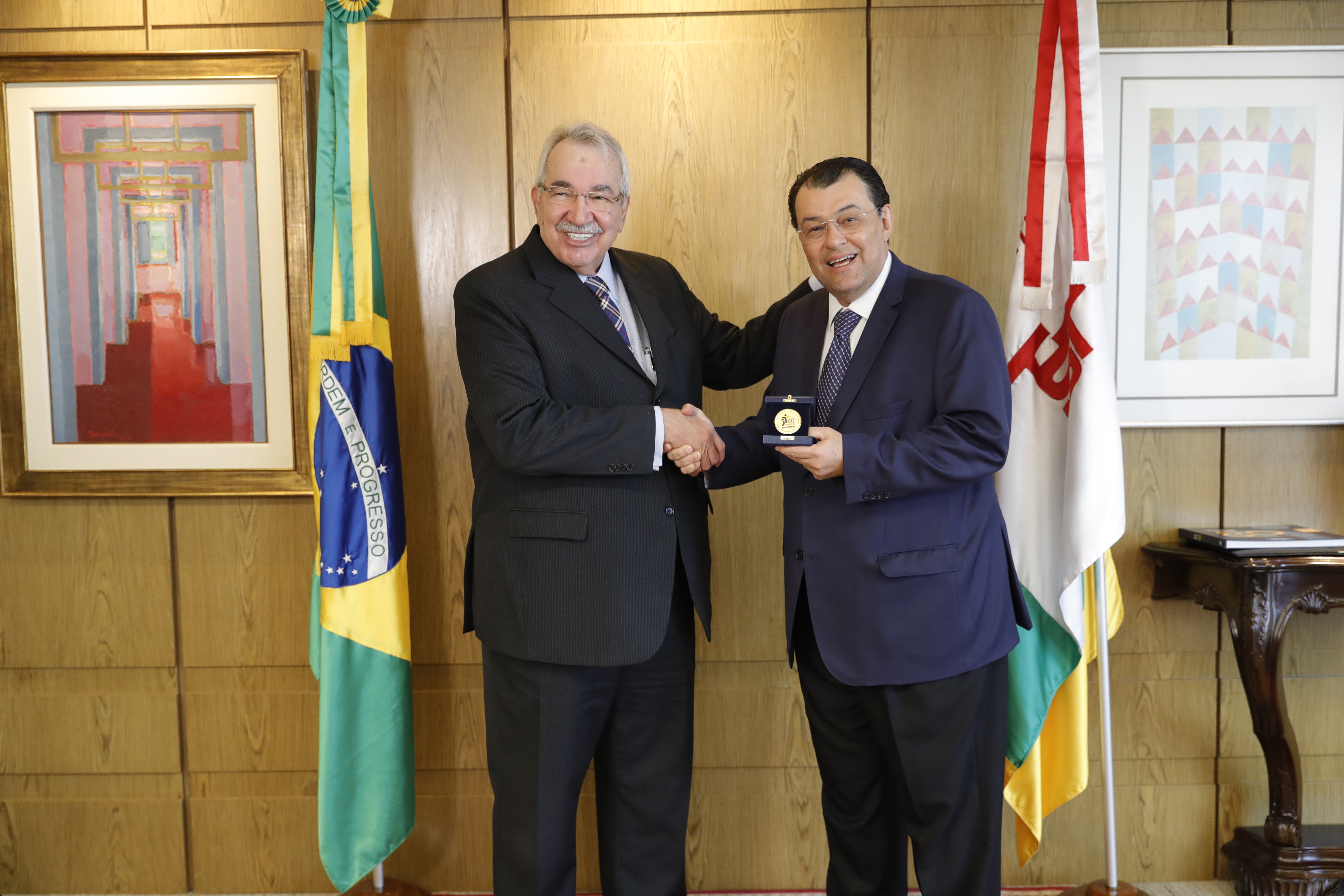 Foto do ministro Emmanoel Pereira (à esq.) com o senador Eduardo Braga (à dir.)