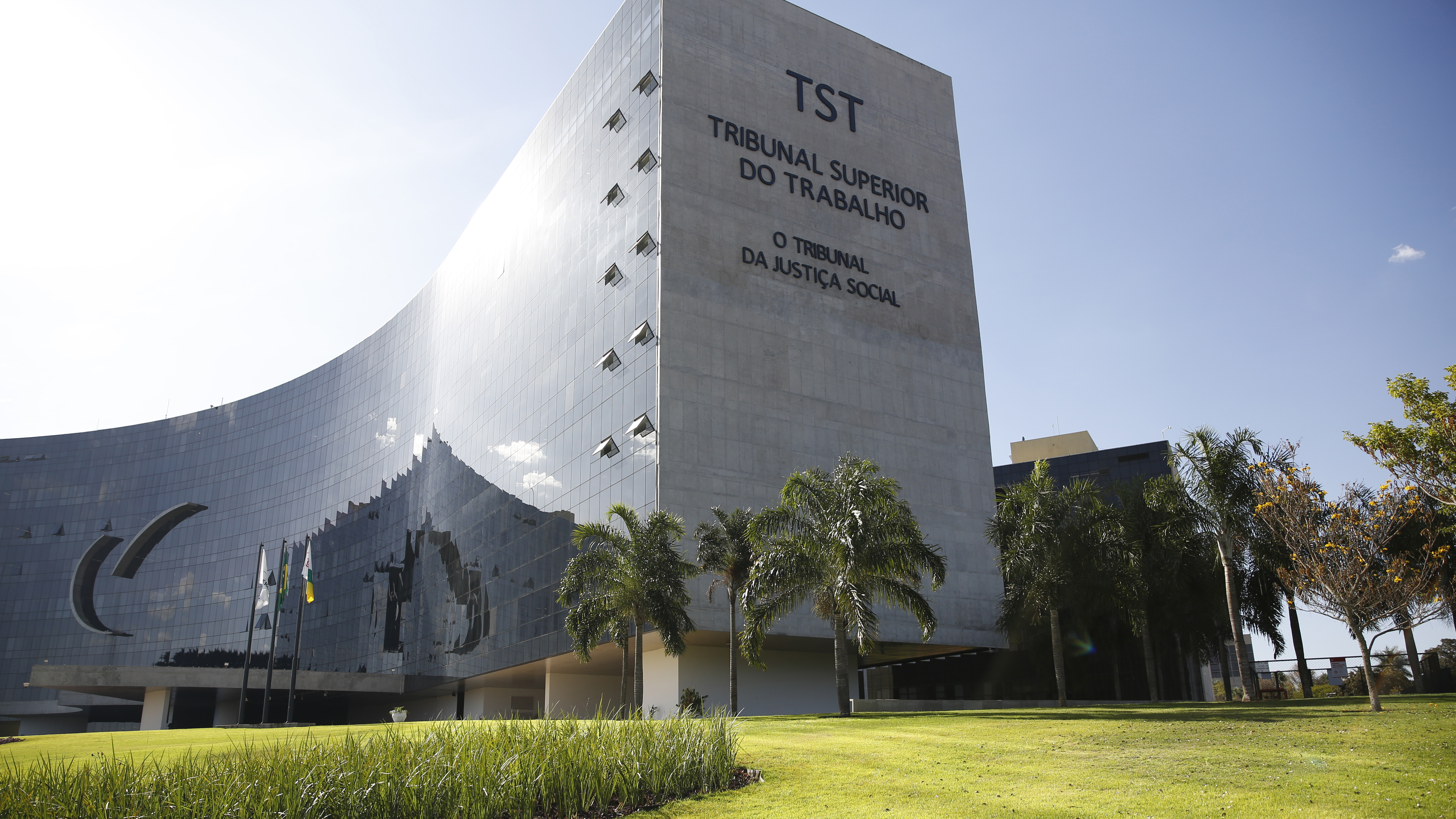 Nova fachada do edifício-sede do TST, com o slogan Tribunal da Justiça Social