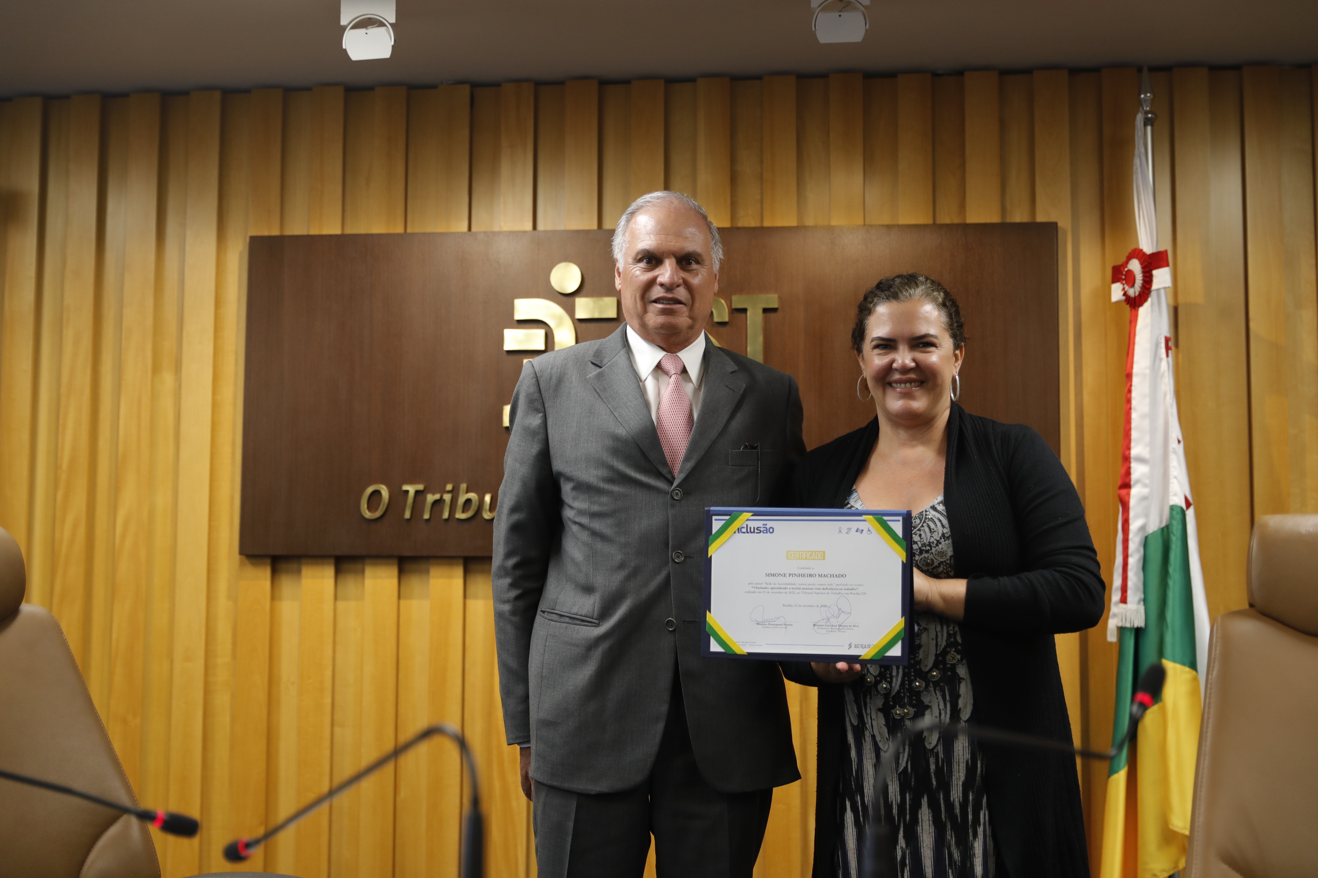 oordenadora da Comissão de Acessibilidade e Inclusão (ACI) do Superior Tribunal de Justiça (STJ), Simone Pinheiro Machado de Souza posa com ministro Dezena durante o evento