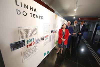 Desembargadora Adriana Sena e ministros Mauricio Godinho, Lelio Bentes e Vieira de Mello Filho ao lado da linha do tempo da exposição