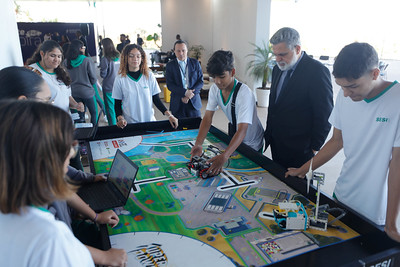 Estudantes com ministro Lelio Bentes Corrêa nas atividades voltadas para o público jovem